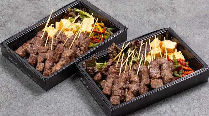 炭火の香り高い和牛串が一人2本も