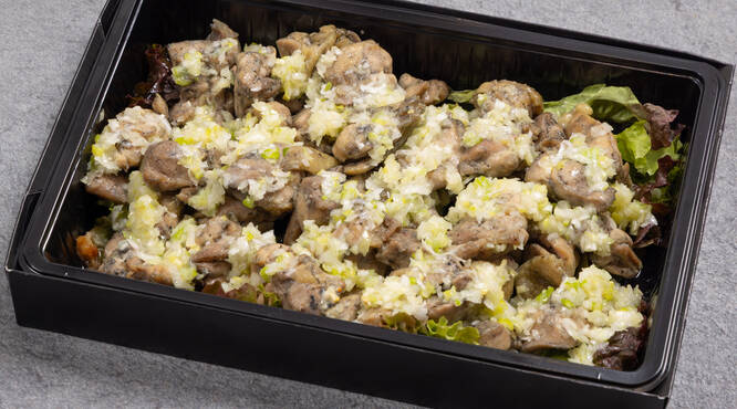 箸が止まらない炭焼き鶏の葱ダレがけ