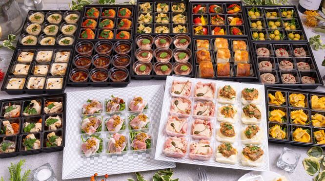 華やかなパーティ料理を取り分けしやすい小分けスタイルでお届けします