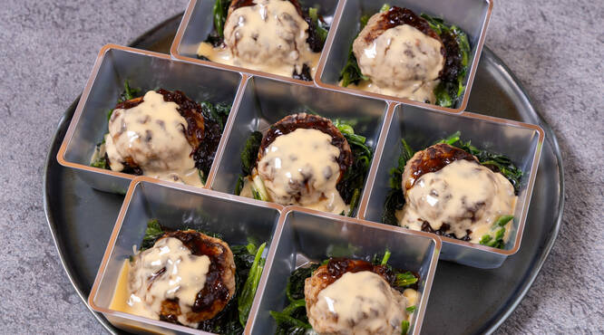 濃厚なチーズがかかった名物のハンバーグ