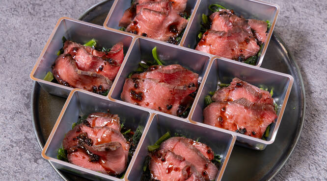 こだわりの自家製ソース&times;ローストビーフ