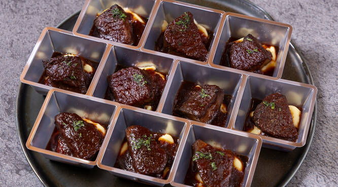 柔らか 牛タンの赤ワイン煮込み