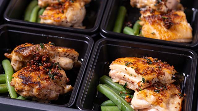 現場で熱々の温製料理と誰もが驚くそのボリューム