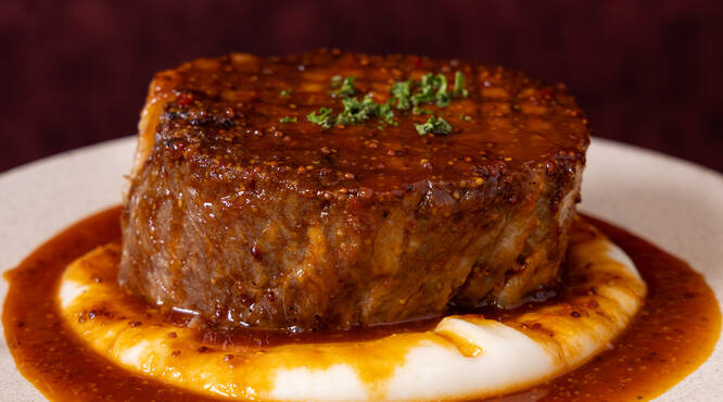 当店自慢の8時間煮込んだ「豚肩のコンフィ」をオードブルで！