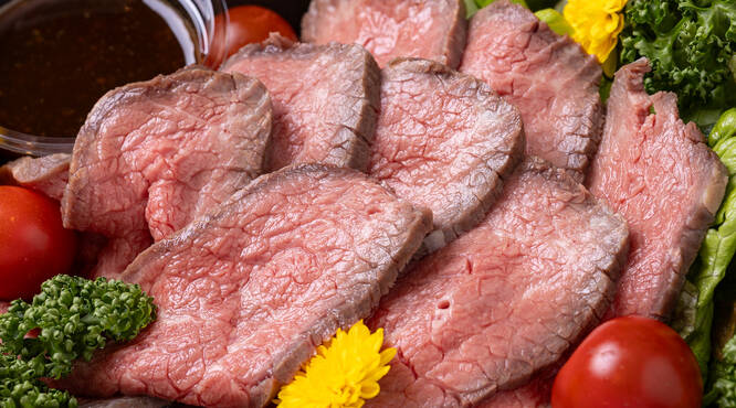 ゲストに人気のローストビーフをはじめ、お肉料理も充実！