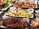 肉と海鮮が彩る豪華ブッフェ