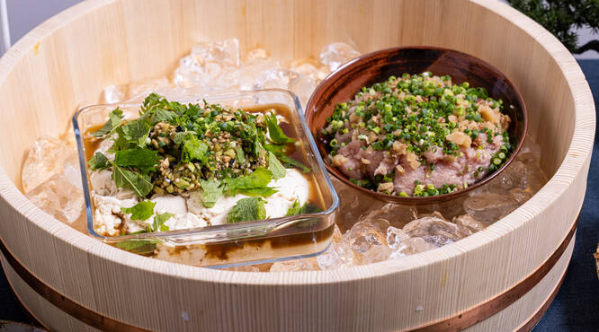 大迫力!おばんざいon寿司桶