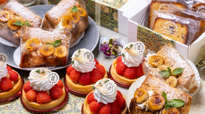 まるでスイーツビュッフェ!テーブルを彩る華やかなケーキ