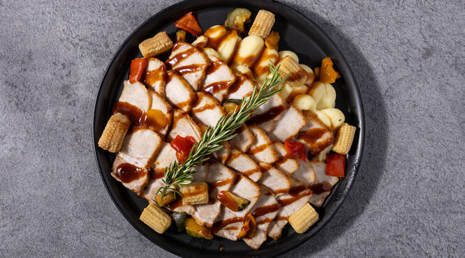 イタリアンシェフが作る「炭焼き」の肉料理や燻製料理が人気です