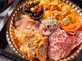 囲むだけで華やぐ大皿プレート