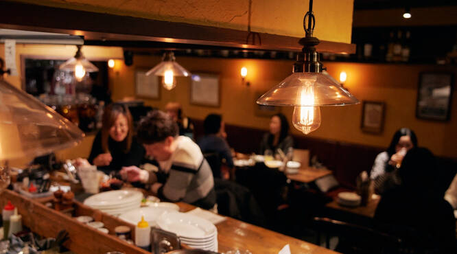 フランスの街角ビストロのような店内からお届けします