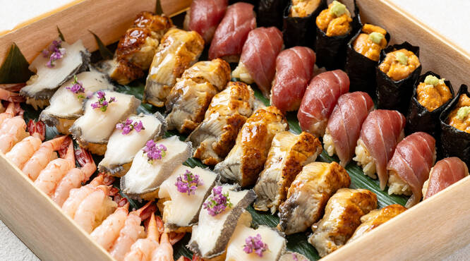 職人がにぎる鮨と、日本料理店「なだ万」ならではの多彩な料理を味わえる充実感が魅力です