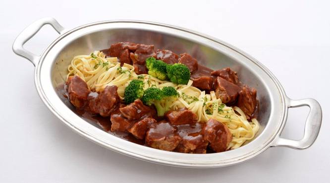当店人気の牛ほほ肉の赤ワイン煮です。